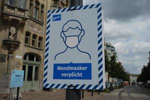 brüssel, belgien, 01. aug 2020 - obligatorisches maskenschild in brüssel foto