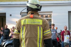 zurückgekehrte berliner feuerwehr feuerwehrmann bei der arbeit foto