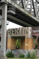 Berlin, Deutschland, 7. August 2019 - Eingang zum Deutschen Technikmuseum unter einer Brücke foto