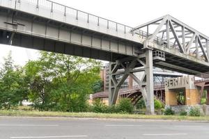 Berlin, Deutschland, 7. August 2019 - Brücke in der Nähe des Eingangs zum Deutschen Technikmuseum foto