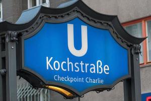 berlin, deutschland - 18. april 2019 - zeichen der u-bahn-station kochstraße foto
