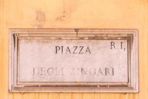 rom, italien, 22. august 2020 - piazza degli zingari straßenschild foto