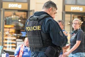 stadt, land, mm dd, yyyy - tschechischer polizist rückansicht foto