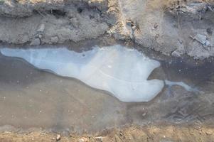 Eisstruktur auf dem Boden Wintermuster foto