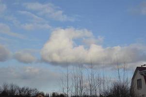 Wolken am blauen Himmel im Winter foto