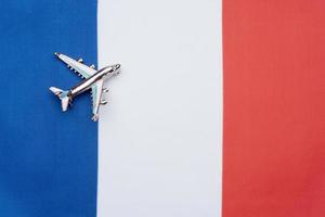 Flagge von Frankreich und dem Flugzeug. das Konzept des Reisens. foto