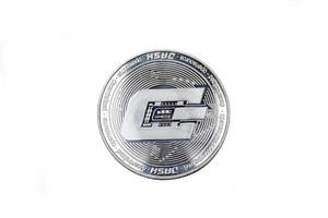 silberne Bitcoin-Münze lokalisiert auf weißem Hintergrund foto