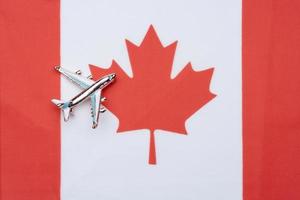 Kanada-Flagge und das Flugzeug. das Konzept des Reisens. foto