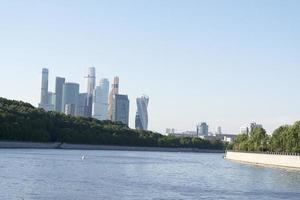 blick auf das moskauer internationale geschäftszentrum, vom moskauer fluss. foto