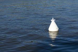 die weißen Bojen im dunkelblauen Wasser. foto