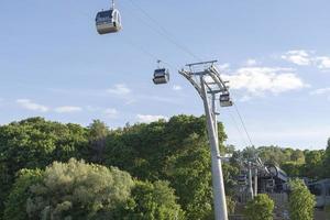 die seilbahn geht über den moskauer fluss foto