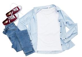 weißes t-shirt-modell draufsicht isoliert, blaues freizeithemd und stylische rote turnschuhe foto