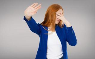 frau tun facepalm und lehnen etwas auf grauem hintergrundkopienraum ab foto