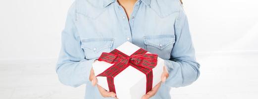 weibliche hand halten geschenkboxen isoliert auf weißem hintergrund, frau und geschenke foto