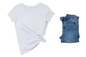 leeres weißes T-Shirt und blauer Denim auf weißem Hintergrund, schwarzes T-Shirt Mock-up und blaue Jeans, leeres T-Shirt foto