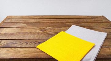 wachsen und gelbe papierserviette auf leerem tisch, lebensmittelhintergrund, verspotten foto
