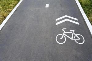 Das Fahrradsymbol wird auf den Asphalt gezeichnet. foto