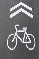 Das Fahrradsymbol wird auf den Asphalt gezeichnet. foto
