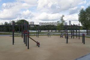 Sportplatz mit Reck im Freien. foto