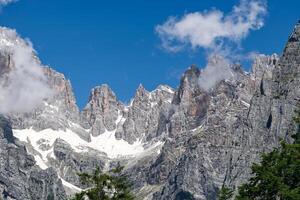 Landschaft von majestätisch fai della paganella Berg Spitzen steigen unter ein Blau Himmel. Brenta Dolomiten, Trentino, Italien. foto