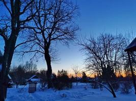 Abend Winterhimmel im Dorf Sonnenuntergang foto