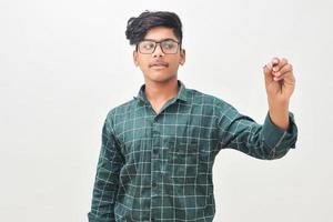 junger indischer Mann mit Brille und Schreiben foto