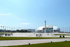 Sotschi, Russland - 10. Juni 2014 - Stadtlandschaft mit Blick auf die Einrichtungen des Olympiaparks. foto