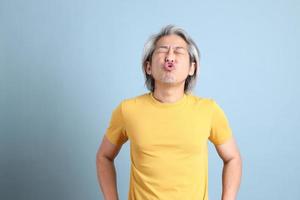 asiatischer Mann mit gelbem T-Shirt foto