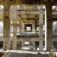 unfertiger und verlassener Rohbau aus Beton. verlassene Hochbau. foto