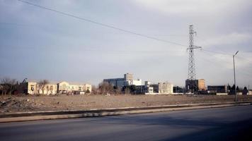 menschenleeres Gebiet mit hässlichen Gebäuden und Strommasten. foto