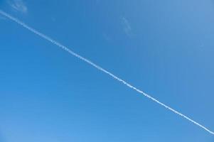 Das Kielwasser des Flugzeugs am Himmel ist wie eine Wolke foto