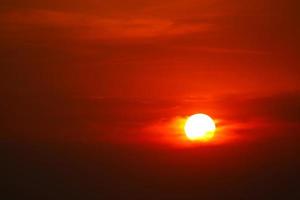 schöner sonnenuntergang orange gelber roter schattenbildhimmel im rücken auf wolke foto