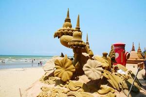 Sandpagode, die auf Lotusblumen schwimmt, wurde sorgfältig gebaut und wunderschön dekoriertes Songkran-Festival