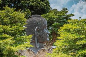 alte buddhistische Tempelbuddha-Statue. Kopf der Buddha-Statue im Wald im Wat Thammikarat Ayutthaya Thailand foto