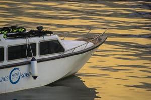 sorong, west papua, indonesien, 30. september 2021. ein faserboot, das an der anlegestelle festmacht. foto