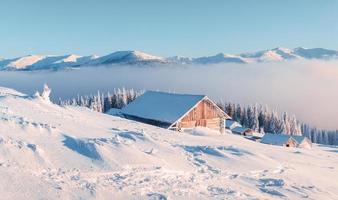 fantastische Landschaft mit schneebedecktem Haus foto