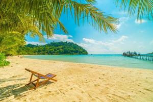 schöner tropischer Strand und Meer mit Kokospalme auf der Paradiesinsel