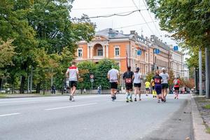große gruppenmannläufer, die marathon laufen foto