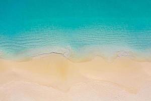 sommer seelandschaft schöne wellen, blaues meerwasser am sonnigen tag. Draufsicht von der Drohne. Meerblick, erstaunlicher tropischer Naturhintergrund. schönes helles Meer mit spritzenden Wellen und Strandsandkonzept
