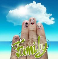 Fingerfamilie reist am Strand und Familienwort foto