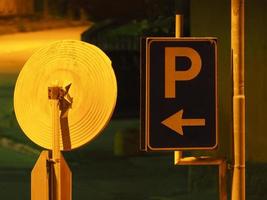 Parkschild und Spiegel bei Nacht foto