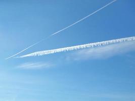 Flugzeugspuren am Himmel foto