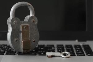 Internet-Sicherheitskonzept - alter Schlüssel und Vorhängeschloss auf der Tastatur des Laptops foto