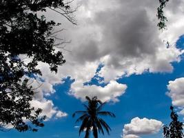 bewölkt am Himmel vor dem starken Regen foto