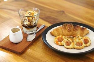 Räucherfleischkuchen und Eis in einem Glas foto