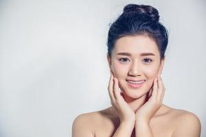 asiatische frauen schön mit sauberer frischer haut berühren eigenes gesicht. Gesichtsbehandlung . Kosmetik, Beauty und Spa foto