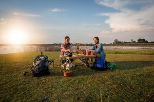 eine gruppe asiatischer freunde, die in den sommerferien kaffee trinken und zeit damit verbringen, ein picknick zu machen. sie sind glücklich und haben spaß an den ferien. foto