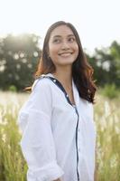 asiatische frauen lächeln glücklich auf entspannende zeit auf der wiese und im gras foto