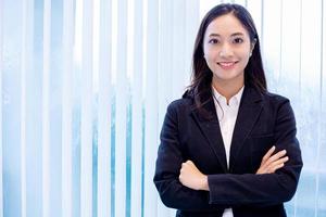 Asiatische Geschäftsfrauen und Gruppen mit Notebook für Treffen und Geschäftsfrauen, die glücklich für die Arbeit lächeln foto