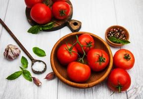 frische Tomaten auf einem Tisch foto